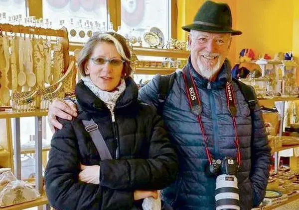 Omicidio Liliana Resinovich, UNO ZAINO TIRATOLE ADDOSSO dal marito Sebastiano? Il racconto dell&rsquo;albergatrice Jasmina fa cadere il mito della coppia felice:  Visintin voleva minacciarla? Per questo le ha chiesto di andare a soccorrerlo in un posto isolato? 