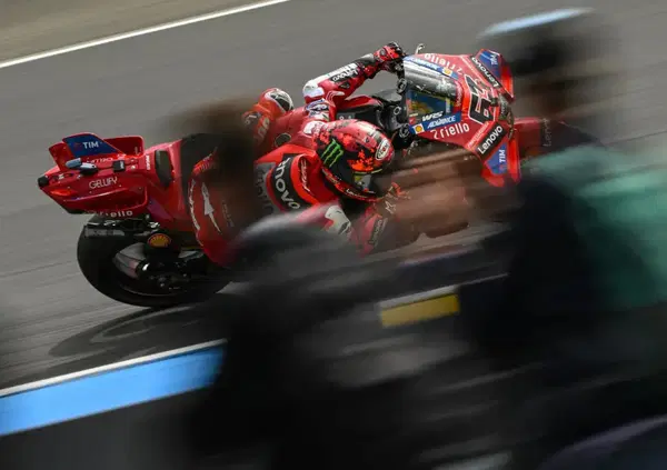 Ecco perch&eacute; Le Mans cambier&agrave; tutto per Pecco Bagnaia, che ora ha uno stile diverso: &ldquo;Non &egrave; nelle mie corde ma posso adattarmi&rdquo;. E per fregare Marc Marquez&hellip;