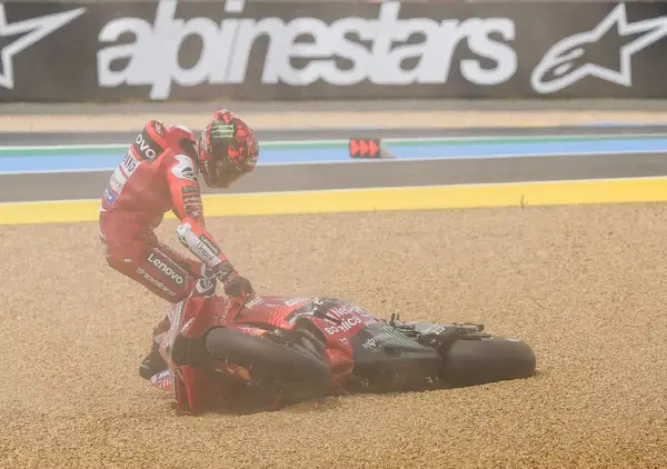 Nel sabato di Le Mans &egrave; crollato il castello di Pecco Bagnaia, ma lui dal ghiaione si sta gi&agrave; rialzando a schiena dritta: "Marquez guiderebbe anche un trattore..."