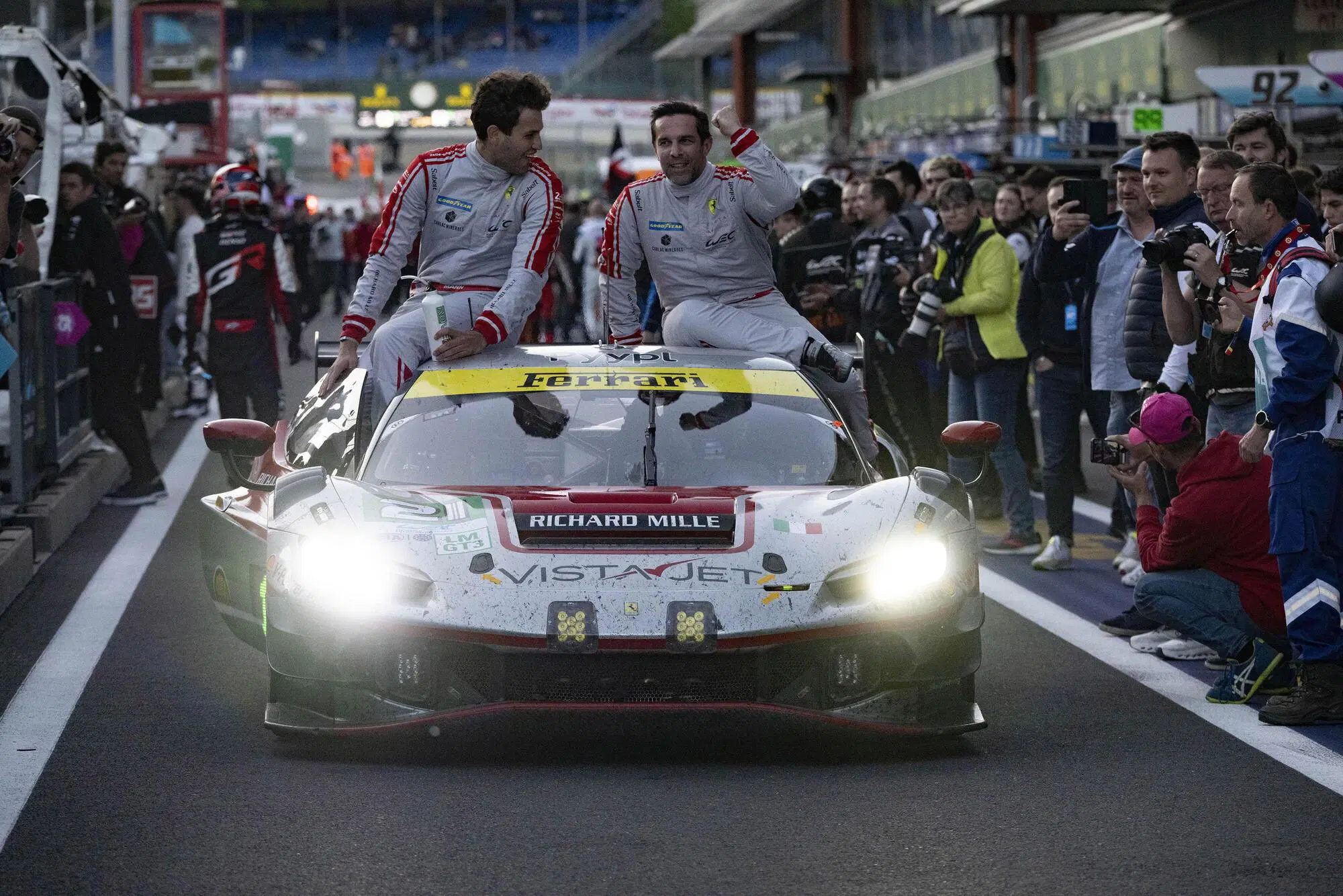 Simon Mann, Alessio Rovera (al volante) e Francois Heriau festeggiano la vittoria della 6h di Spa