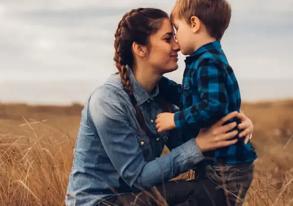 Una riflessione nel giorno della Festa della mamma: il rispetto degli altri nasce in famiglia. E l&rsquo;educazione dei figli maschi? Dobbiamo occuparci (non preoccuparci) di loro: ecco perch&eacute;