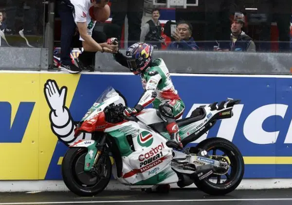 Nella follia della "rivoluzione francese" di Le Mans, Johann Zarco si ritrova imperatore e quella di Marc Marquez &egrave; l&rsquo;unica testa (rimasta) sempre sul collo