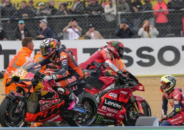 Non sparate su Pecco Bagnaia: &ldquo;Scelta giusta, ma tutto male. Situazione non serena&rdquo;. E quell&rsquo;abbraccio con Enea Bastianini&hellip;