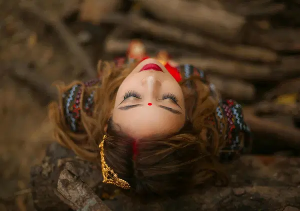 Siamo andati in Nepal per riscoprire il potere del silenzio. Tra le Kumari, il traffico delirante di Kathmandu, mucche che dormono per strada e tradizioni assurde&hellip;