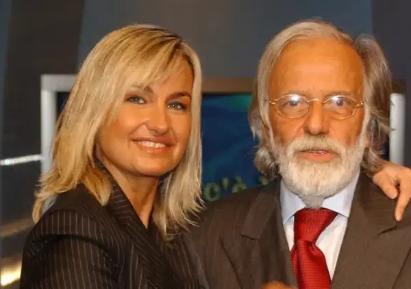 Bello l&rsquo;hype per il conclave e Papa Leone XIV (Prevost), ma vi ricordate chi vent'anni fa ha anticipato tutto questo? Si tratta di Gianfranco Funari con Extra Omnes. Vi rinfreschiamo la memoria...