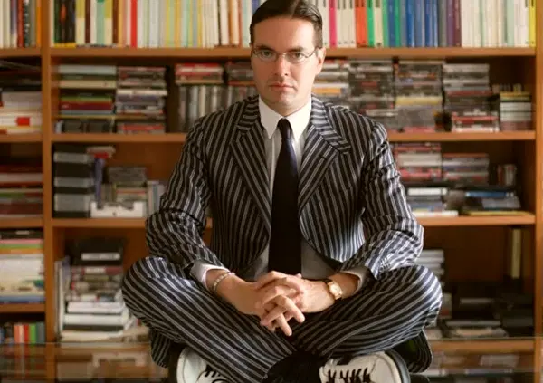 Paura per Klaus Davi: sviene sul lungomare in Calabria. Ma poi manda un messaggio a MOW dall&rsquo;ospedale: ecco come sta il giornalista e massmediologo