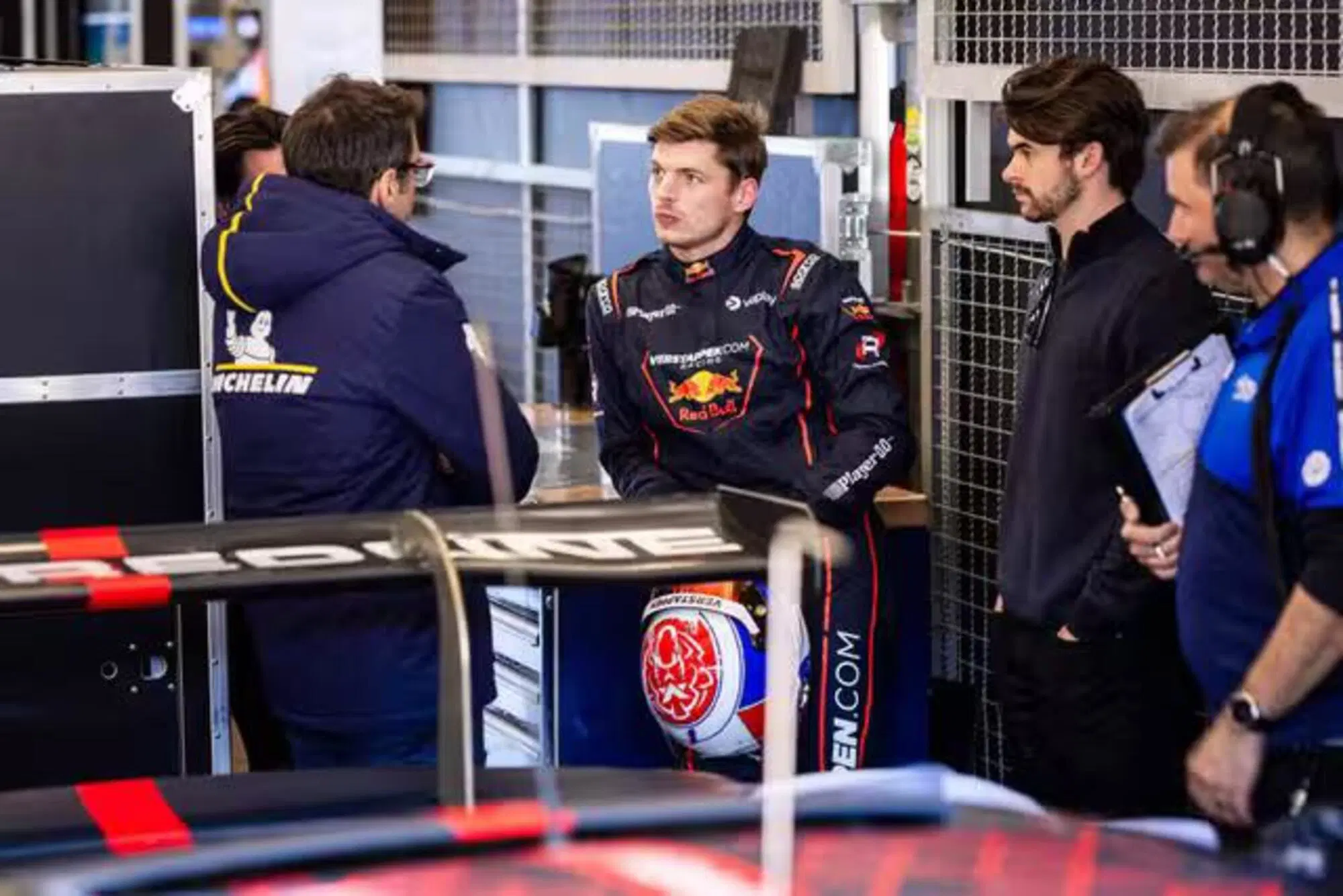 Max Verstappen a colloquio con ingegneri e meccanici al Nurburgring