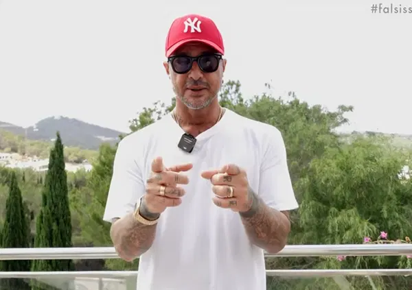 Falsissimo Adolescence sulla strage di Monreale. Fabrizio Corona al bar della sparatoria e allo Zen, tra accuse di voler &ldquo;sprovare&rdquo; e accoglienza da star: forse ha scoperto uno dei ragazzi che hanno sparato?