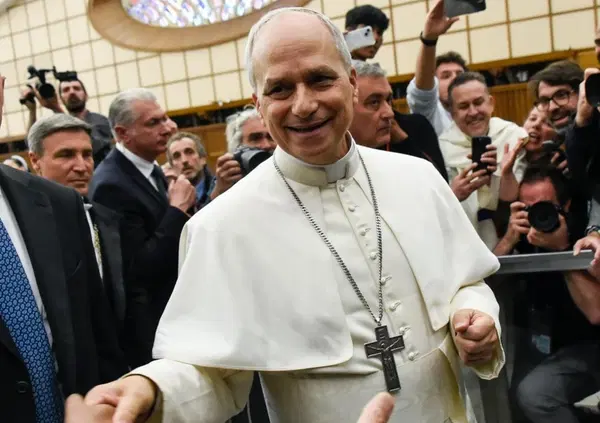 Davvero Papa Leone XIV all&rsquo;udienza per i giornalisti ha ignorato di proposito una bandiera della pace tra la folla? Non si sa, ma il video virale su X ci insegna due cose fondamentali: una sulla comunicazione del Vaticano e una sui pacifisti&hellip;  