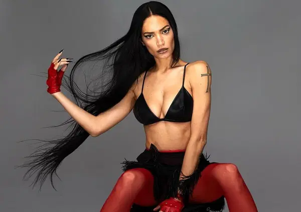 Abbiamo fatto ascoltare Mi ami Mi odi, il disco di Elodie, alla scrittrice Barbara Alberti. Il risultato? "Il suo corpo &egrave; indivisibile dalla sua musica. Va guardata, erotismo dove tutto canta&hellip;"