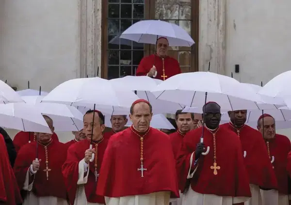 Tutti i segreti del Conclave di Leone XIV svelati dai cardinali: ma se dovete raccontare tutto, perch&eacute; non eleggete il papa pubblicamente?