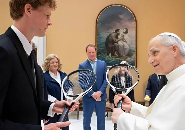 CHE RALLY: Jannik Sinner in udienza da Papa Leone XIV gli regala una racchetta da tennis, ma che modello &egrave;? Una Head Speed MP: ecco quanto costa ed &egrave; identica a quella del numero uno al mondo? 