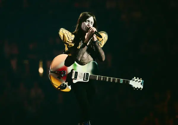 Resistenza musicale a Eurovision? Lucio Corsi con la sua armonica viola il regolamento e porta musica dal vivo sul palco. Vi spieghiamo perch&eacute; per noi ha gi&agrave; vinto cos&igrave;&hellip;