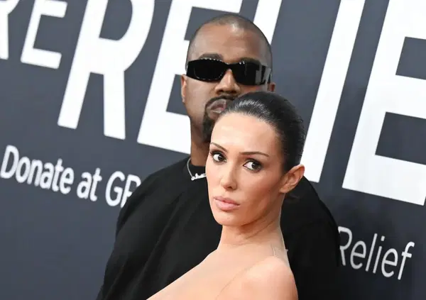 IL TRIANGOLO GO: Bianca Censori e Kanye West, spettacolo hot con Angelina? Lei sempre pi&ugrave; hot tra foto e video, mentre Ye e la sorellina... Intanto in America gli investigatori indagano su un incendio. Ancora guai?