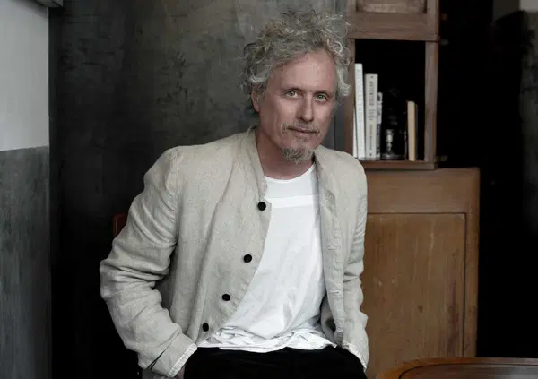 Abbiamo fatto ascoltare Libert&agrave; negli occhi, il disco di Niccol&ograve; Fabi, al poeta Aldo Nove. Il risultato? "Capolavoro di saudade e sguardo a un presente che sfugge. Costringete Tony Effe a sentirlo per una settimana&hellip;&rdquo;