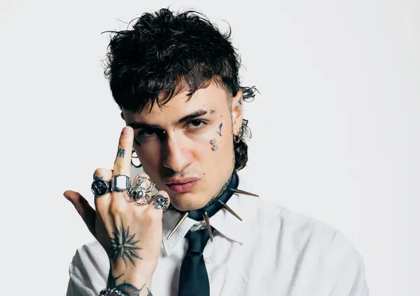 Abbiamo ascoltato OKAY OKAY 2, il nuovo EP di Rosa Chemical, ma com&rsquo;&egrave;? Un mix folle di piedi, pompi*i coi denti e politicamente scorretto. Pensate che dovrebbe smettere di fare musica? Vi spieghiamo perch&eacute; non avete capito niente&hellip;