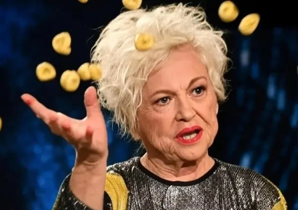 SOCCIA: Wanna Marchi sbotta malissimo contro i falsi miti sui tortellini: &ldquo;Ispirati all&rsquo;ombelico di una donna? Se non ha la pancia lardosa&rdquo;. E quanti ne vanno davvero in un cucchiaio? &ldquo;Se volete mangiare quelli veri bolognesi dovete&hellip;&rdquo;