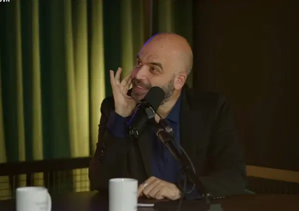 Roberto Saviano non ride mai? La svolta da Cattelan a Supernova: &ldquo;Guardo cose strane sul web e ascolto Gigione&rdquo;. Il cinema? &ldquo;Tutti odiano tutti. Volevano farmi pagare l'Orso d'argento&rdquo;. Ma davvero il Paese pi&ugrave; mafioso &egrave; la Svezia?