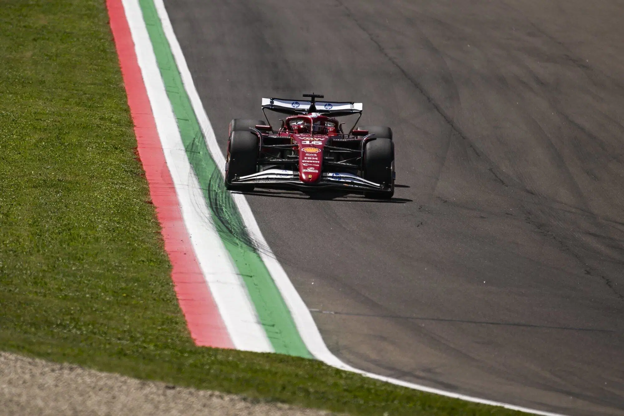 Charles Leclerc durante le FP1 a Imola