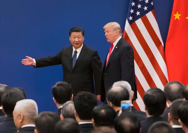 Abbiamo letto i libri che anticipano chi vincer&agrave; tra Usa e Cina. I dazi di Trump? Non servono a un caz*o. Dalle auto all'Intelligenza artificiale, perch&eacute; (senza una guerra) il modello cinese avr&agrave; la meglio