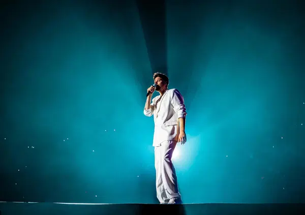 Dal campo profughi a popstar internazionale, Naike Rivelli intervista Alban Sk&euml;nderaj: &ldquo;La mia musica? Un ponte tra Albania e Italia&rdquo;. E dopo il sold out al Forum di Milano&hellip;