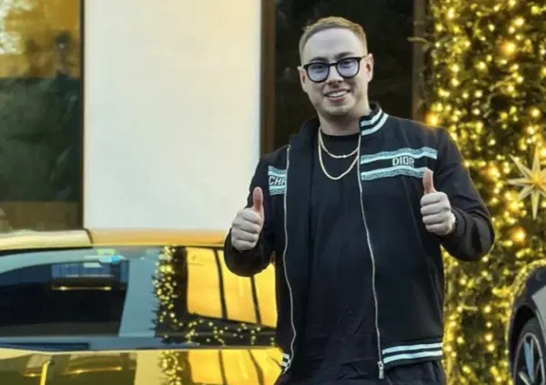 Max Felicitas rapinato in corso Como? &ldquo;Milano fa schifo. Siamo governati da merd*e. Mi hanno dato un pugno e&hellip;&rdquo;. E commenti di Ruzza e Michelle Comi: &ldquo;Cambio residenza&rdquo;