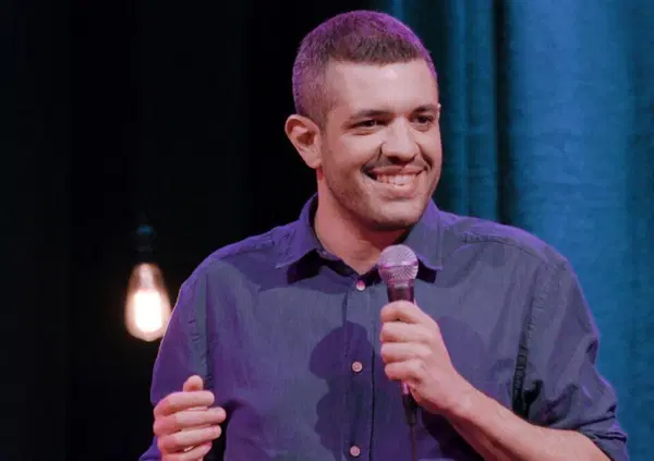 Siamo andati a vedere lo spettacolo di Francesco De Carlo (Mortacci Tour) a teatro, com&rsquo;&egrave; stato? Trasgressivo, ma non nel senso che credete 