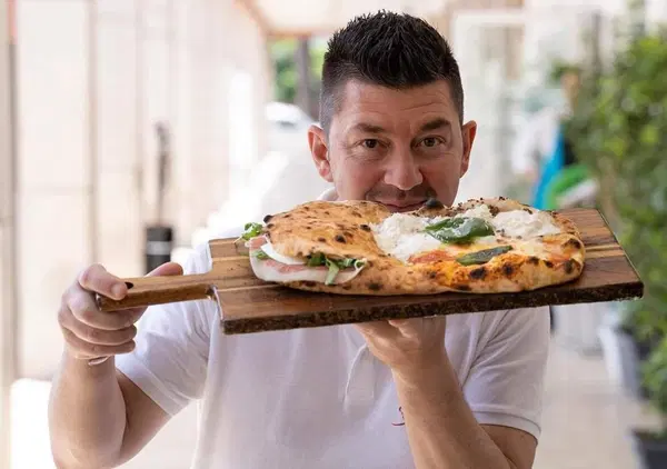 La pizza aumenta del 20%? L&rsquo;intervista bomba di Errico Porzio a MOW: &ldquo;Una deriva&rdquo;. I pizzaioli nelle guide? &ldquo;Per il locale pi&ugrave; bello aumentano i prezzi&rdquo;. E sui costi delle gourmet (come Cracco), i critici gastronomici e la vita da influencer...