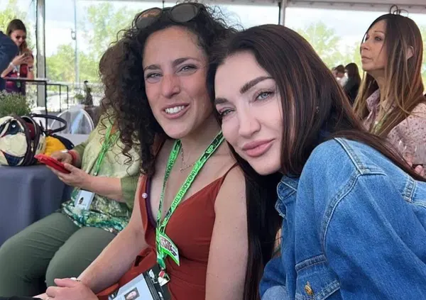 Bandiera nera (e ciclista investito) per Elisabetta Franchi dopo il Gp di Imola? Prima foto e video dai box della Formula 1 con tortellini e cani, poi l'incidente: &ldquo;Non l'ho visto&rdquo;. Ma cos'&egrave; la &ldquo;Moro Gp?&rdquo;