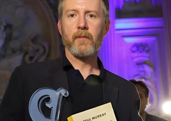 Abbiamo letto &ldquo;Il giorno dell&rsquo;ape&rdquo; di Paul Murray, che ha vinto il Premio Strega Europeo: ma davvero &egrave; &ldquo;il pi&ugrave; bel libro dell&rsquo;anno&rdquo; (cit. Bret Easton Ellis)? Spoiler, no. Ecco due romanzi usciti quasi in contemporanea che dovreste leggere 