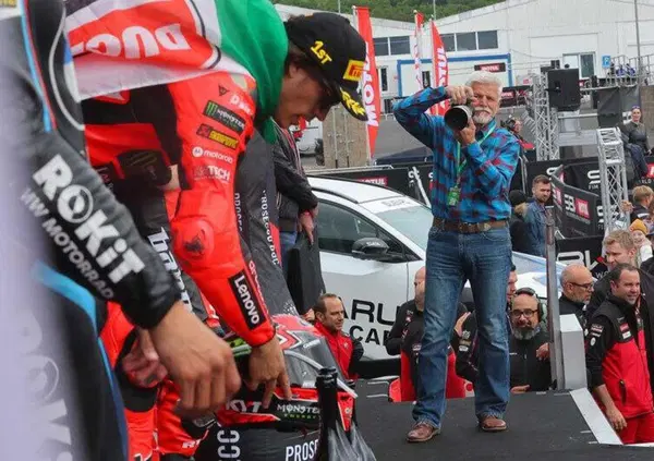 [GALLERY] Le moto sono solo pezzi di ferro? Non ditelo al presidente della Repubblica Ceca: "bimbo felice" in mezzo alle SBK (e non solo)