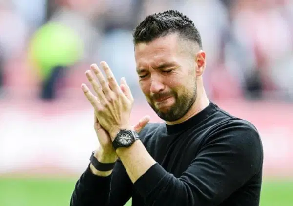 Onore a Francesco Farioli, che piange in mezzo al campo dopo il campionato perso con l&rsquo;Ajax: cos&igrave; il calcio non &egrave; solo un gioco