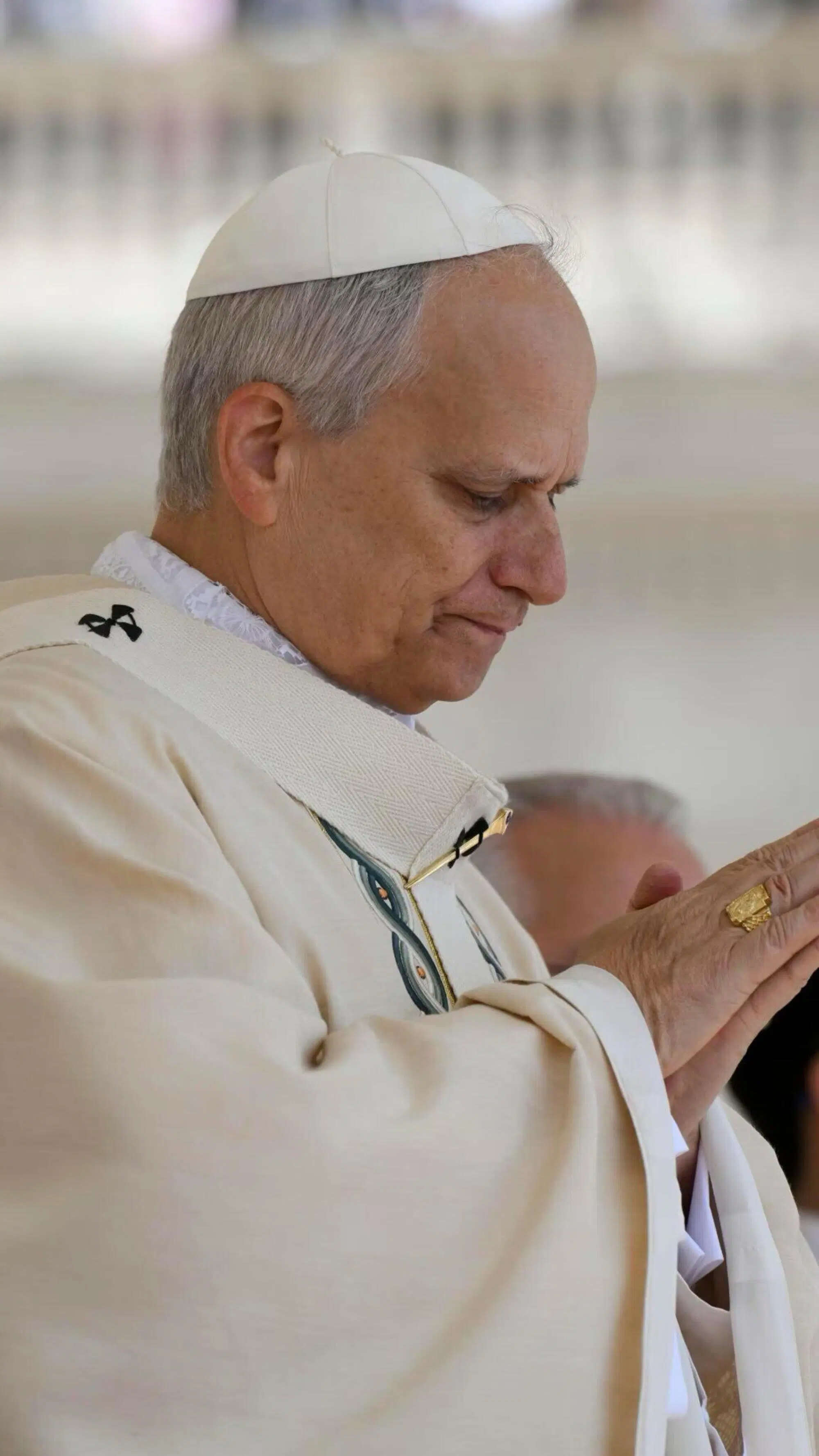 Papa Leone XIV si &egrave; commosso quando ha ricevuto il suo anello pastorale 