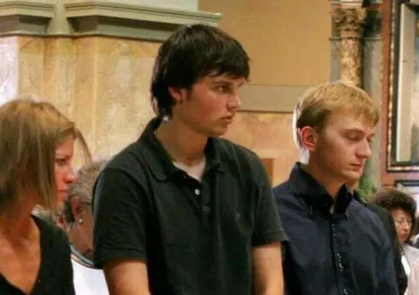 Omicidio Chiara Poggi, ma chi &egrave; il fratello Marco e perch&eacute; &egrave; stato convocato in Procura con Andrea Sempio e Alberto Stasi? C&rsquo;entrano le chiamate all&rsquo;amico prima del delitto? La sua testimonianza pu&ograve; far saltare qualche alibi? 