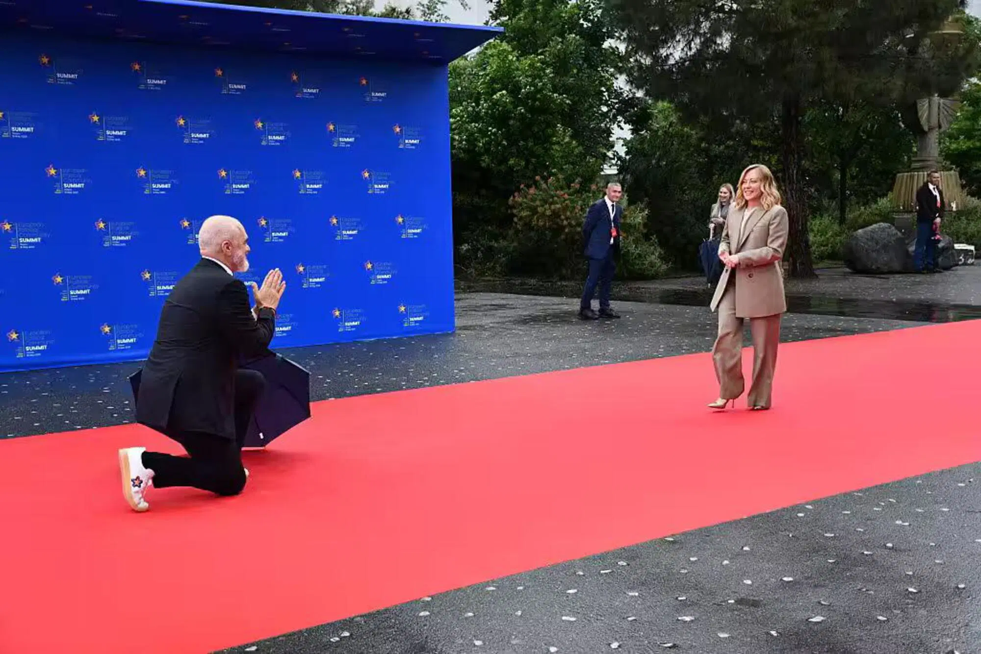 Edi Rama si inchina di fronte a Giorgia Meloni