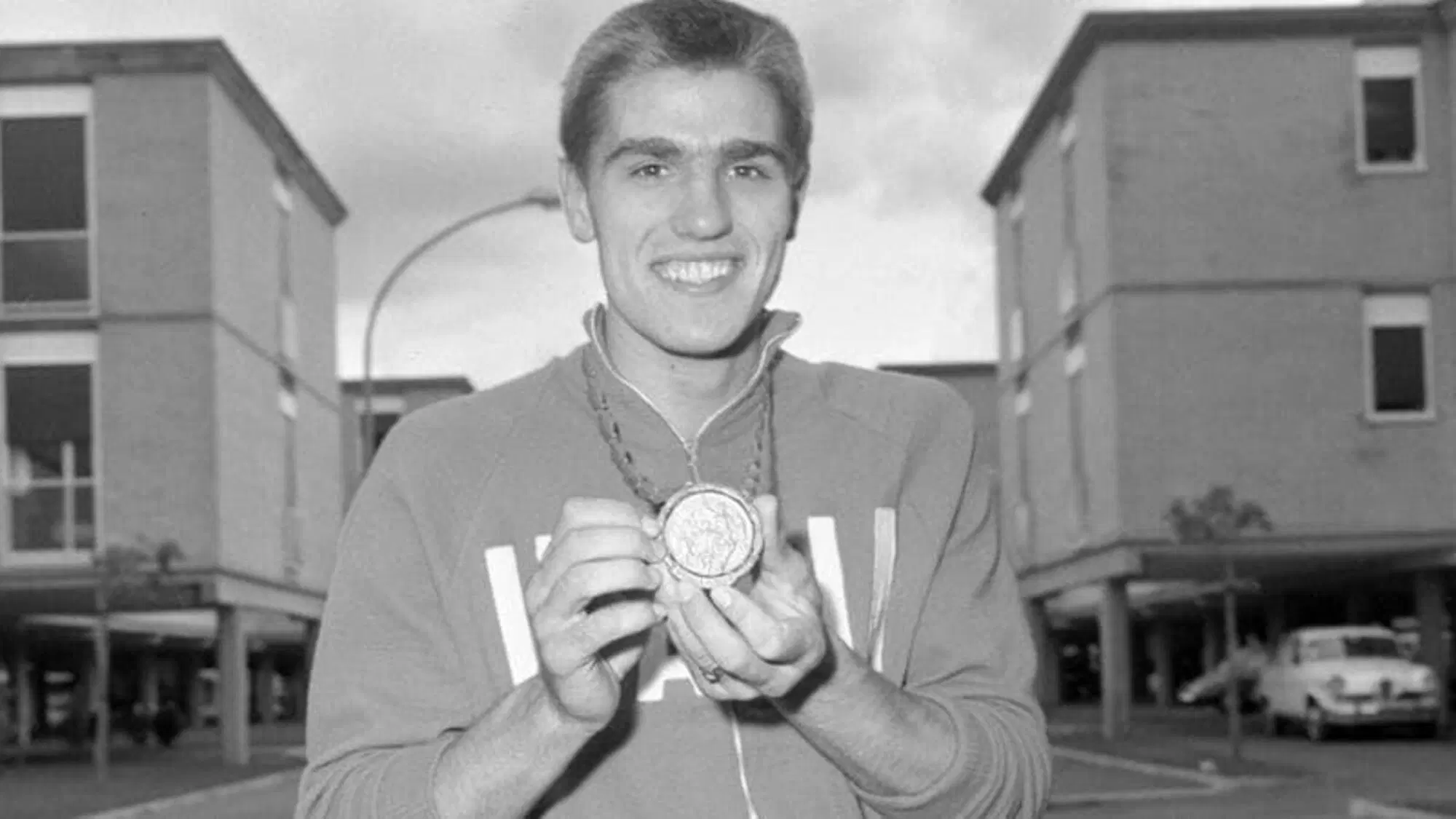 Nino Benvenuti con la medaglia d'oro conquistata alle Olimpiadi di Roma 1960
