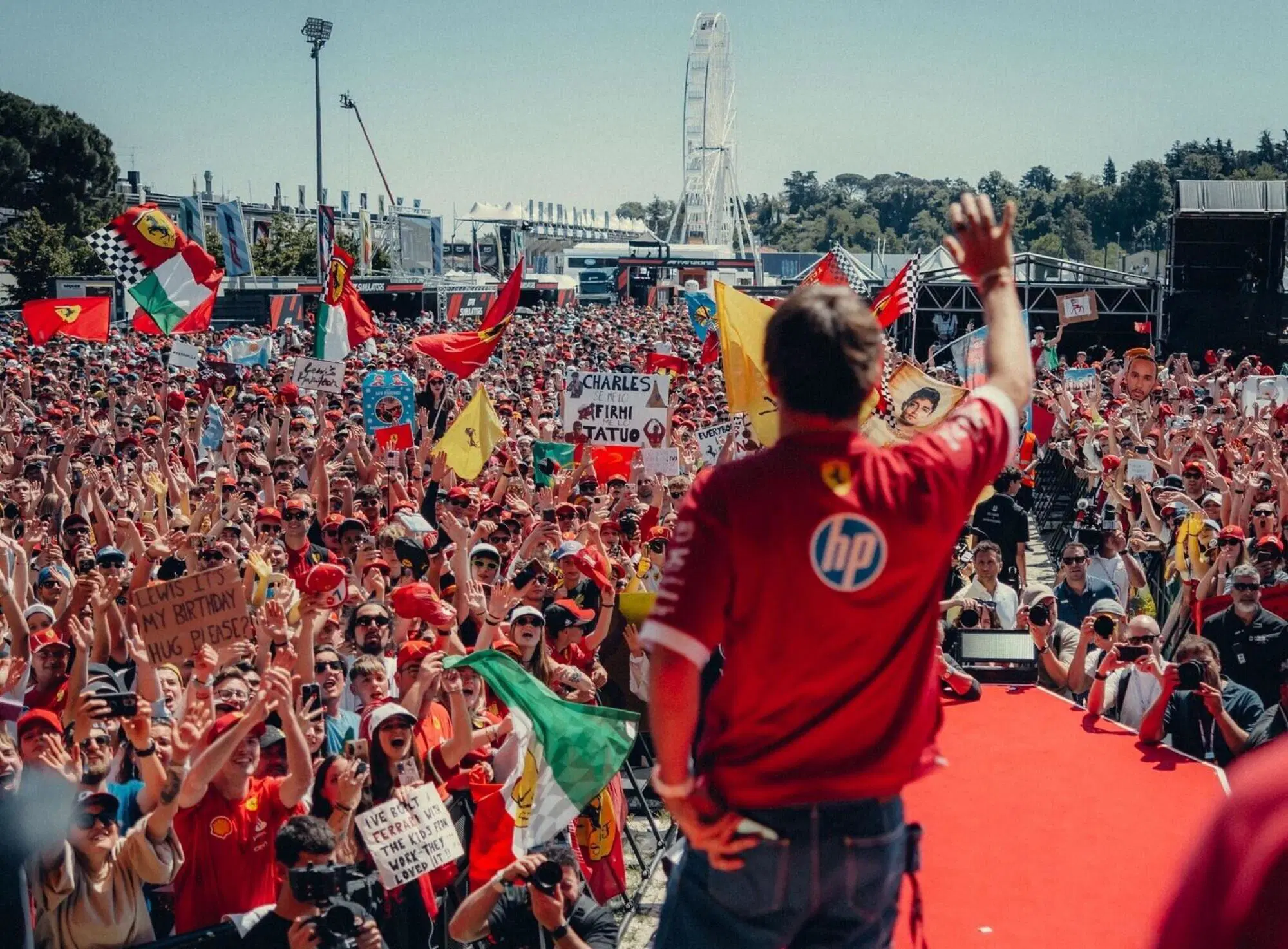 Charles Leclerc a Imola coi tifosi