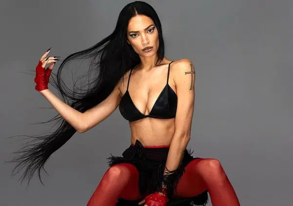 ELODIE, FUORI: le confessioni da Cannes sulla doccia in tre nude, "l'educazione libera nell'esprimere il corpo", il film di Mario Martone con Valeria Golino, il diploma mai preso e...