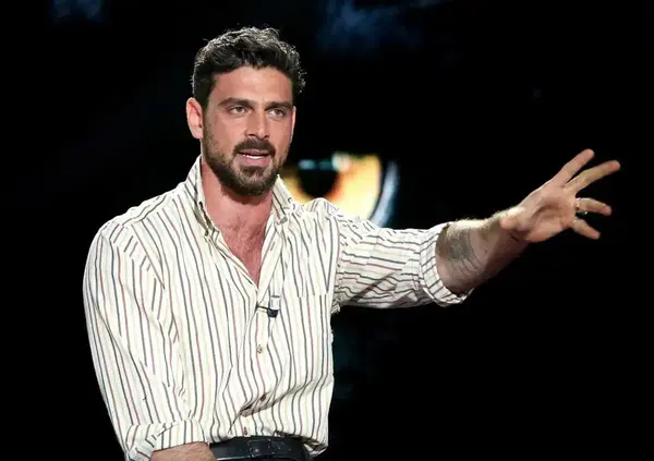 Michele Morrone, dopo Belve, &egrave; il nuovo Luca Marinelli ma di destra? L'aspetto c'&egrave;, la denuncia politica sul cinema anche, e con quella gaffe su Rimbaud &egrave; perfetto...