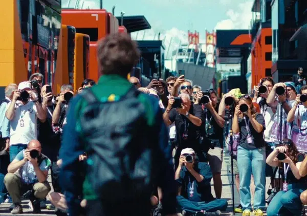 Kimi Antonelli, a Imola un weekend nero e Villeneuve non perdona: &ldquo;Ha portato gli amici a lavoro, non doveva farlo&rdquo;. Caro Jacques, ma esattamente che caz*o dici?