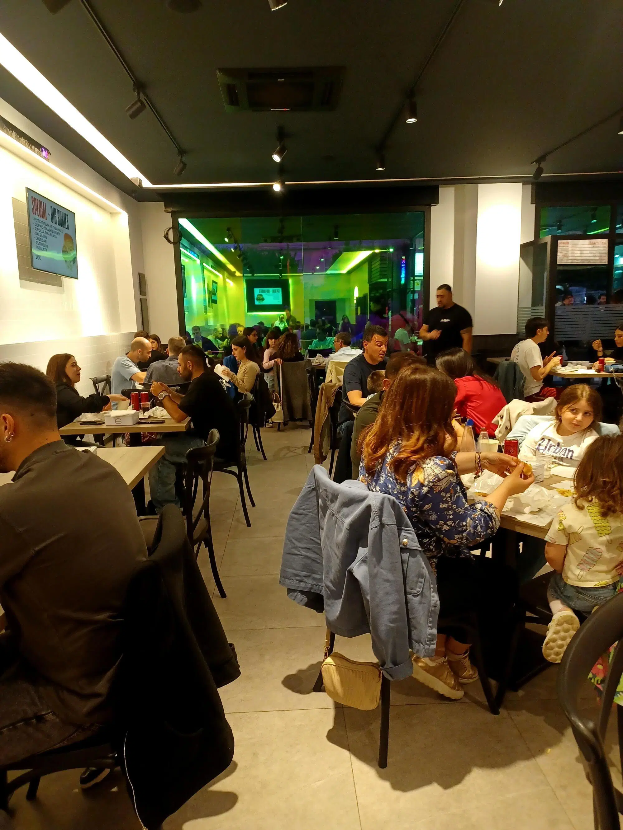 All'interno di Bukies ad Aversa