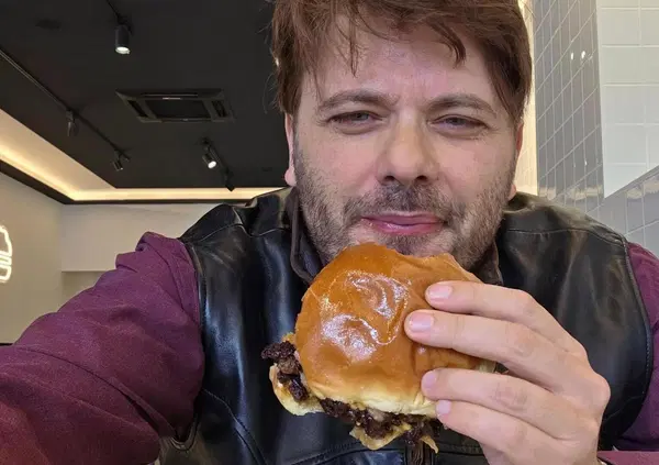 Siamo andati a mangiare da Bukies ad Aversa, di Piero Armenti, ma com&rsquo;&egrave;? Tra smashburger artigianali e cookies come frisbee, ci siamo sentiti a New York ma con vista Vesuvio. E il prezzo sullo scontrino&hellip;