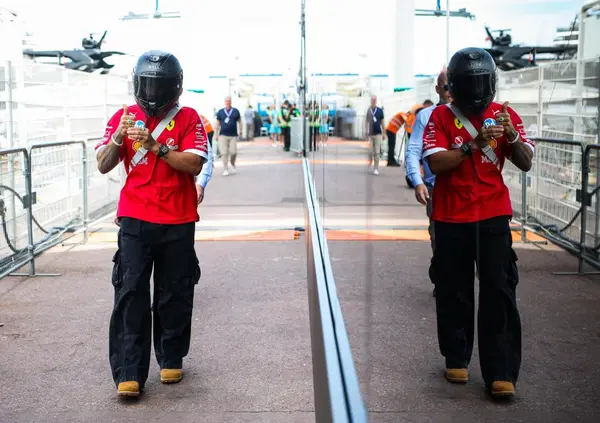 Signori, ma l&rsquo;avete visto il casino del Media Day di Monaco? Hamilton che arriva con una MV Agusta clamorosa, Leclerc ci spera e Verstappen&hellip;UNO DI NOI!