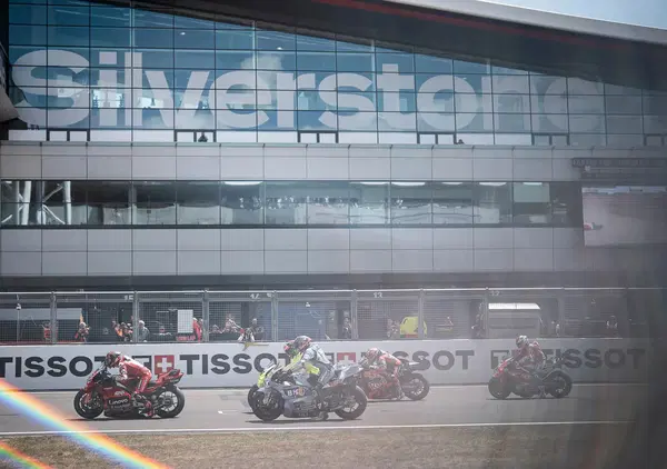 Sono tutti l&igrave;: nel vorticoso venerd&igrave; della MotoGP a Silverstone il Team Gresini ha l'ultima parola, ma sul passo gara Marc Marquez e le Yamaha...