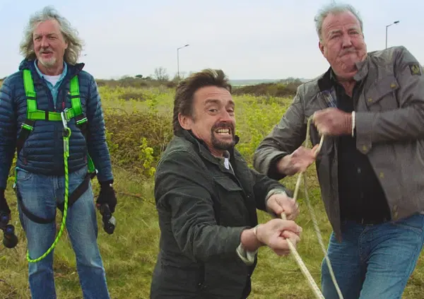 Jeremy Clarkson totale: &ldquo;Top Gear e The Grand Tour? Eravamo caricature. Con le auto di oggi e il woke sarebbe come recensire lavatrici&rdquo;. Clarkson&rsquo;s Farm? &ldquo;Niente sciocchezze, sono il vero me&rdquo;. E sgancia la bomba: &ldquo;Ho nuovi progetti in testa, ma&hellip;&rdquo;