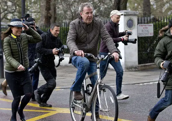 Clarkson vi buca le gomme: &ldquo;Ma davvero &egrave; meglio di un'auto una bici a energia solare che pesa tre tonnellate?&rdquo;. Ecco cosa &egrave; successo alla giornalista Bbc che si &ldquo;vantava&rdquo; di usarla