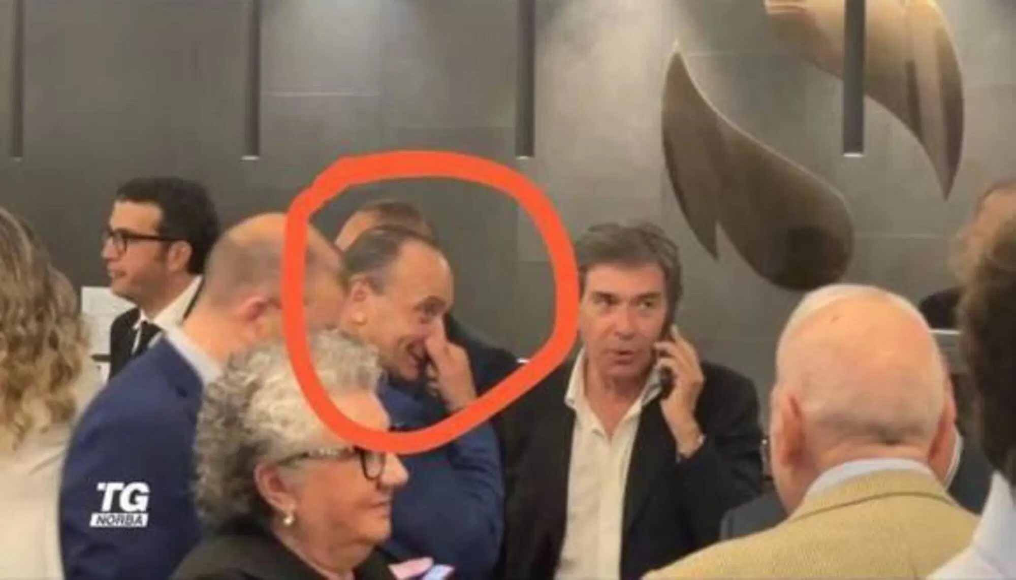 Antonio Albanese (cerchiato) 