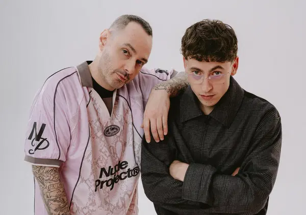 Fabri Fibra con Tredici Pietro cita Briatore (e Crazy Pizza), Olly &ldquo;depresso fortunato&rdquo;, Sarah Toscano regina dell&rsquo;estate e Marte&hellip; Abbiamo ascoltato (e recensito) il meglio e il peggio dei singoli del venerd&igrave;