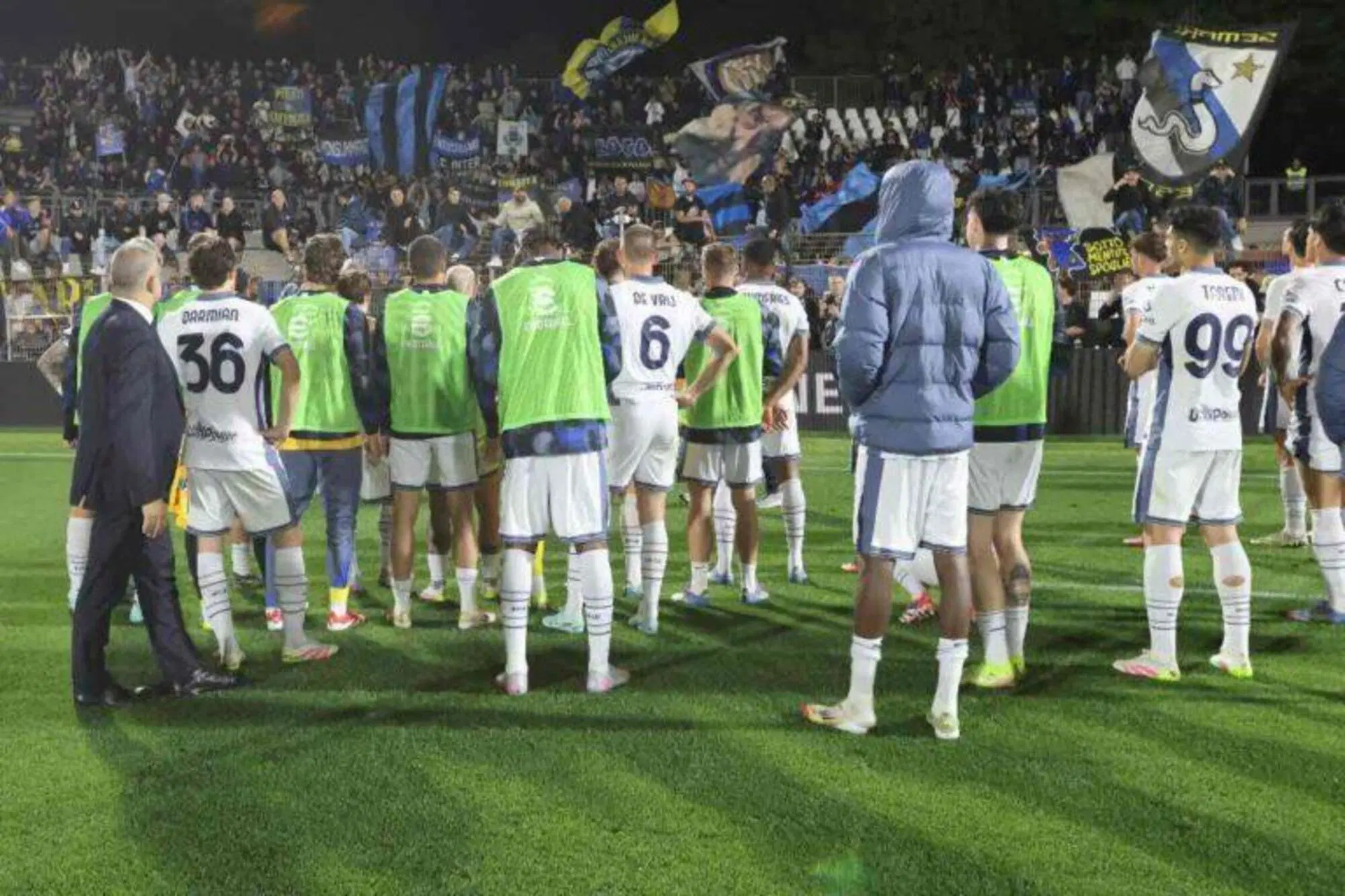 L'Inter sotto la curva dopo la partita con il Como