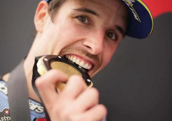 Nel sabato di Silverstone Alex Marquez e la GP24 bullizzano Marc e la GP25. Bagnaia sesto "sotto il fuoco amico&rdquo;